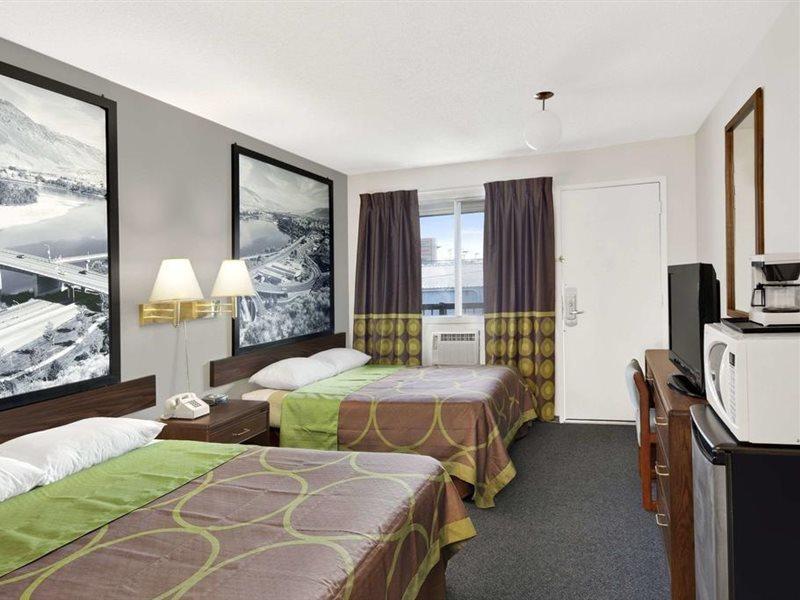 Super 8 By Wyndham Kamloops East Motel Exterior photo