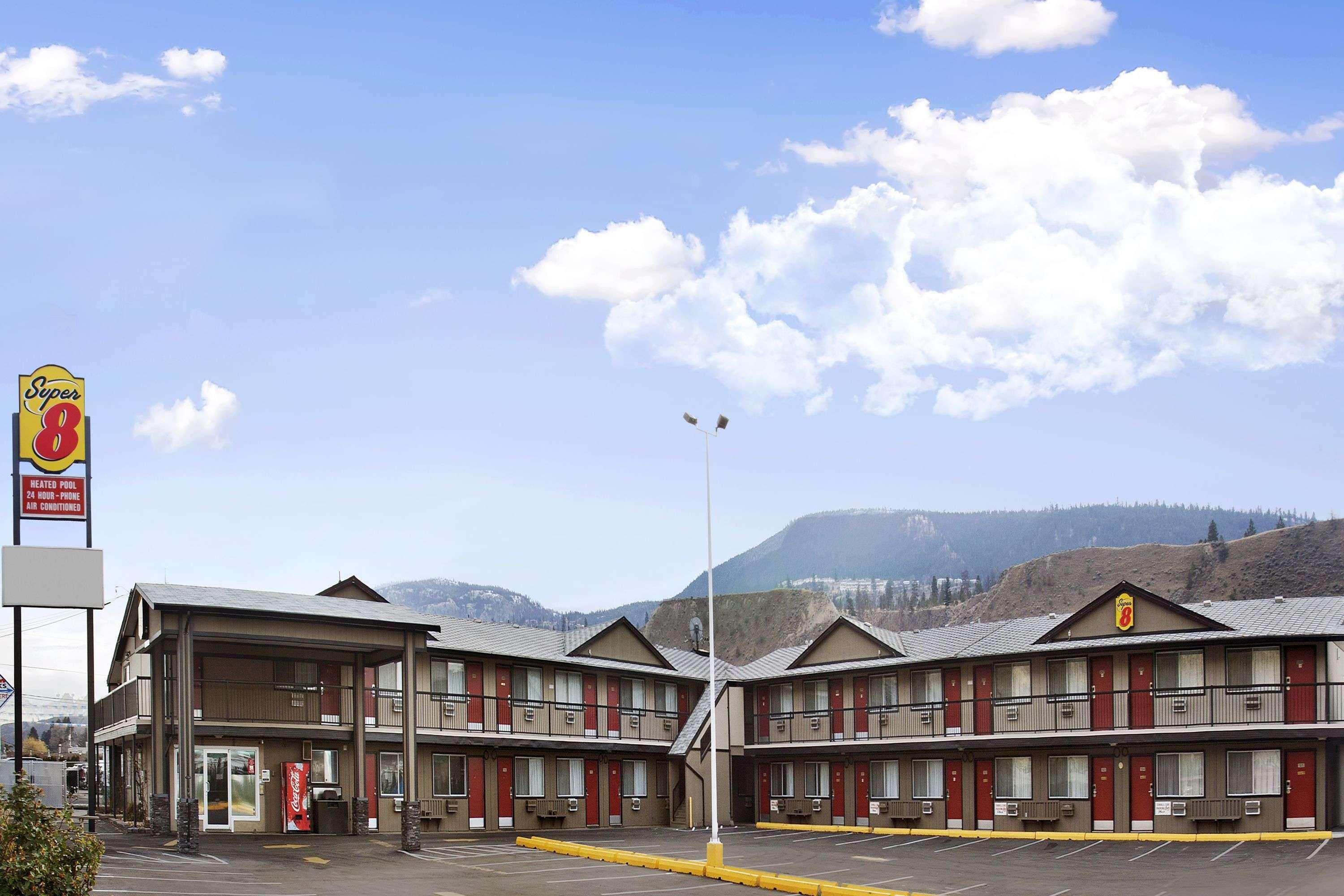 Super 8 By Wyndham Kamloops East Motel Exterior photo
