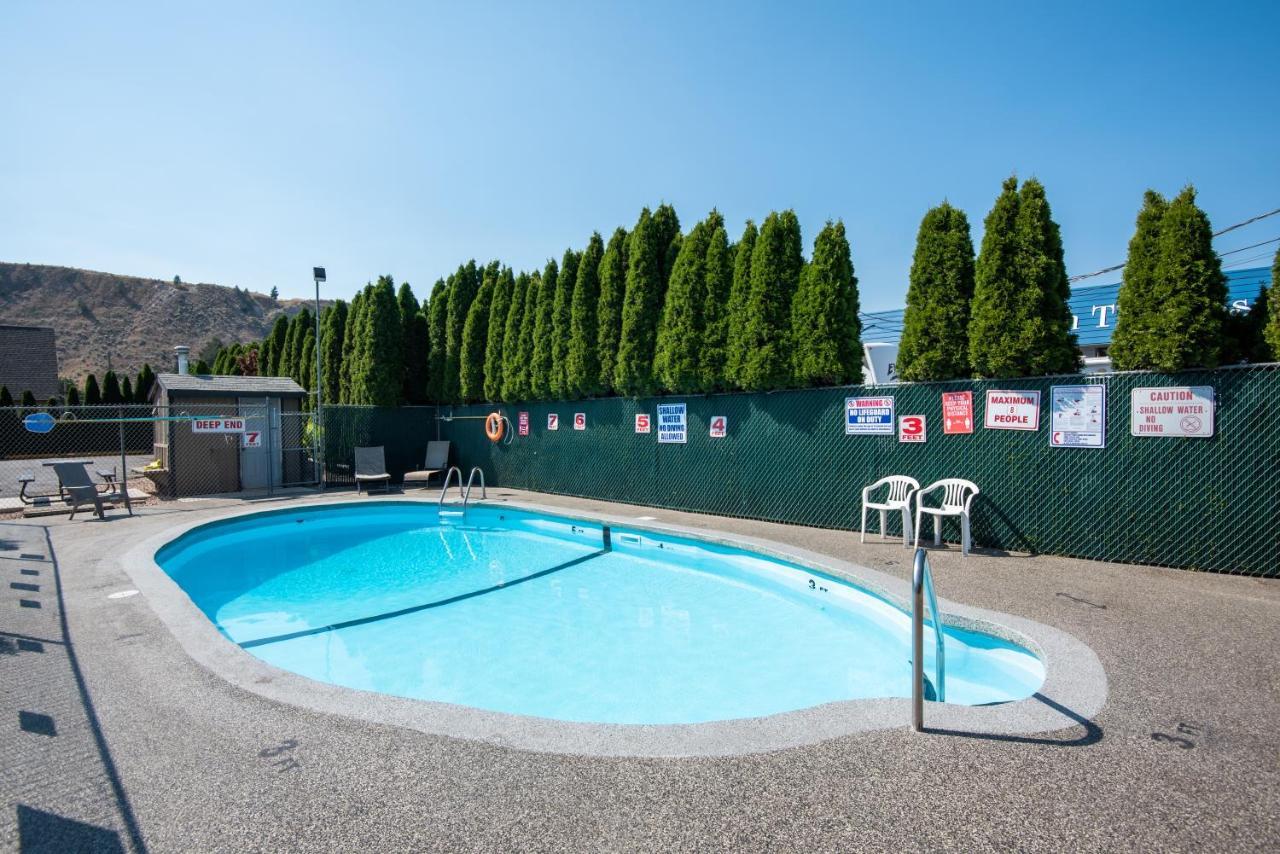 Super 8 By Wyndham Kamloops East Motel Exterior photo