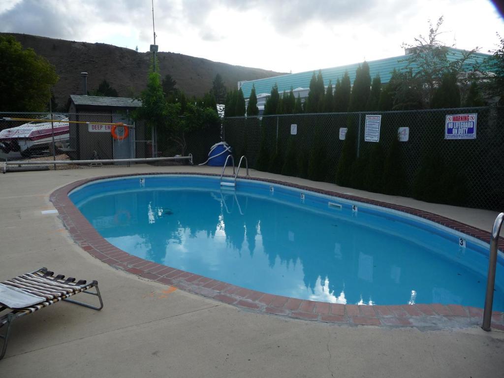 Super 8 By Wyndham Kamloops East Motel Exterior photo