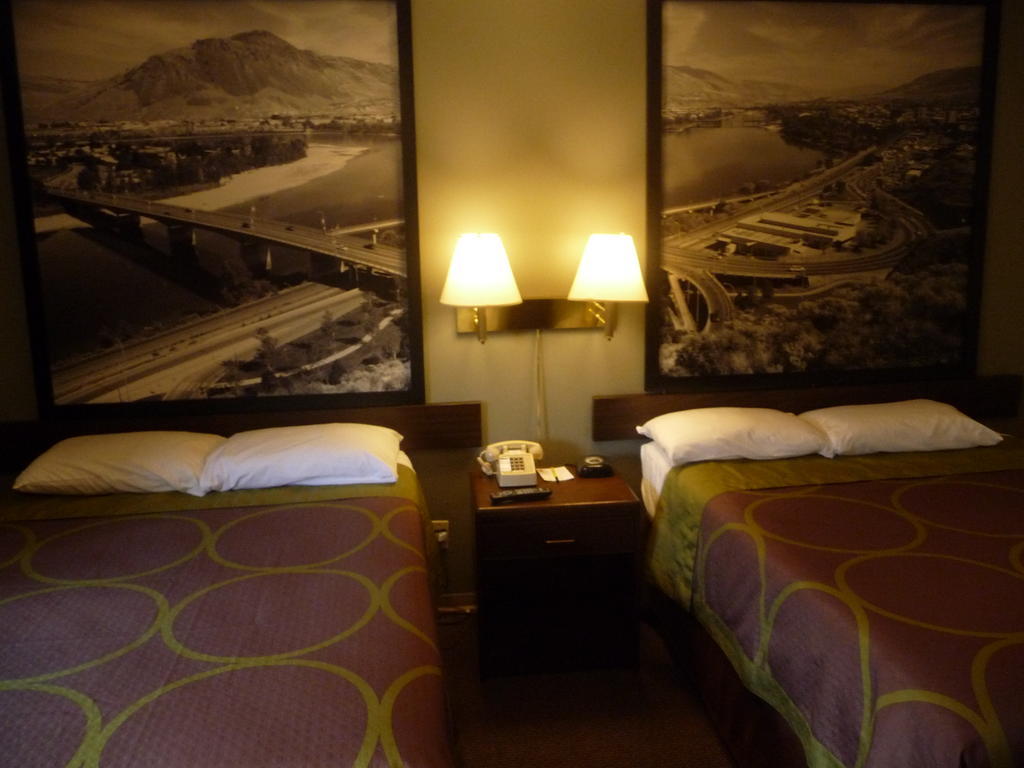 Super 8 By Wyndham Kamloops East Motel Exterior photo