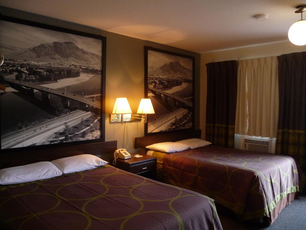 Super 8 By Wyndham Kamloops East Motel Exterior photo