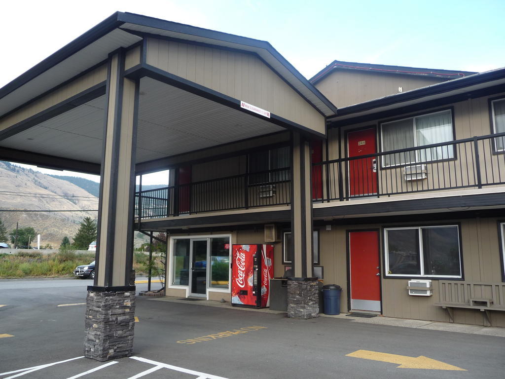 Super 8 By Wyndham Kamloops East Motel Exterior photo