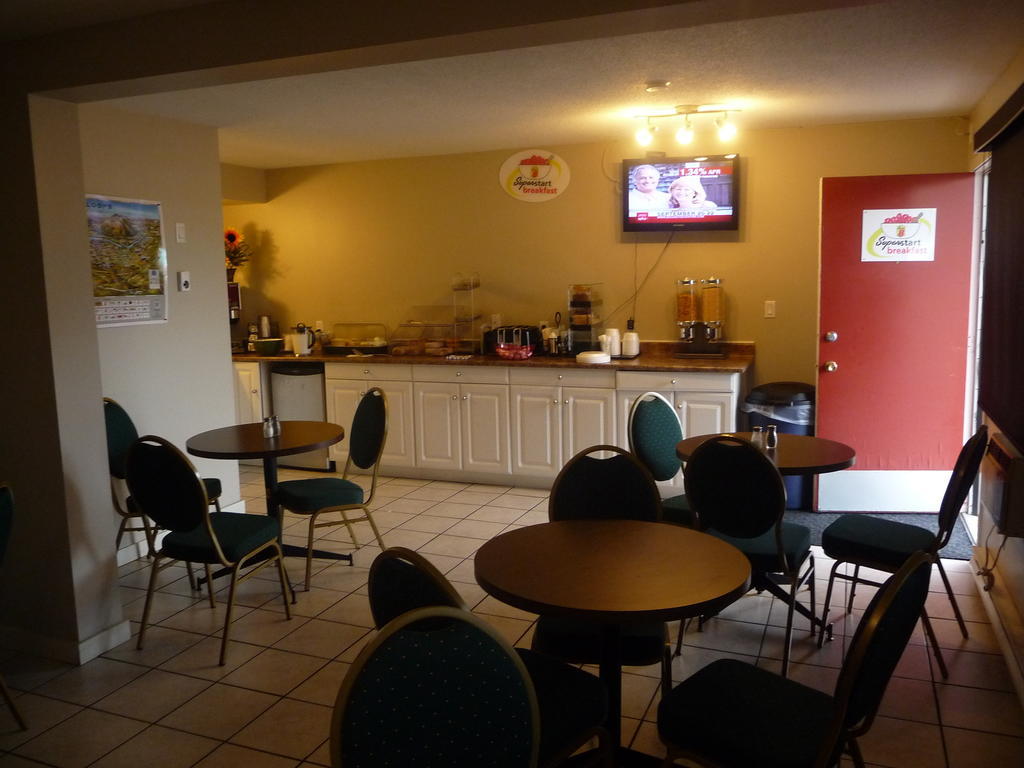 Super 8 By Wyndham Kamloops East Motel Exterior photo