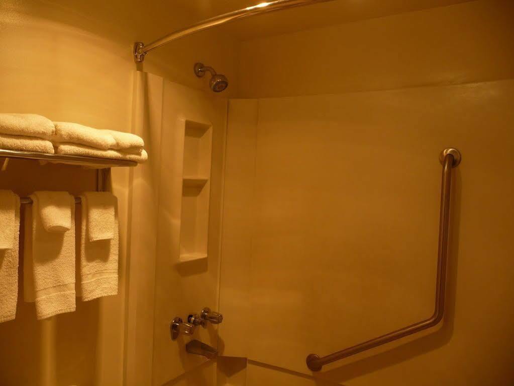 Super 8 By Wyndham Kamloops East Motel Exterior photo