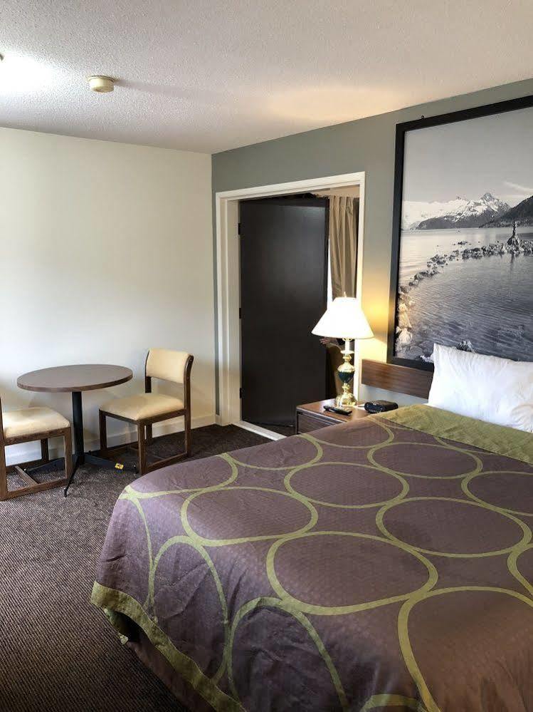 Super 8 By Wyndham Kamloops East Motel Exterior photo